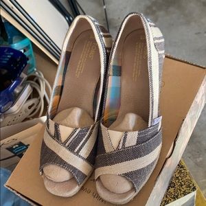Toms Kenya Stripe Wedges - size 8